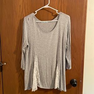 🔥🔥Grey top with 2 off white lace inserts on front of the top.3/4 length sleeves.